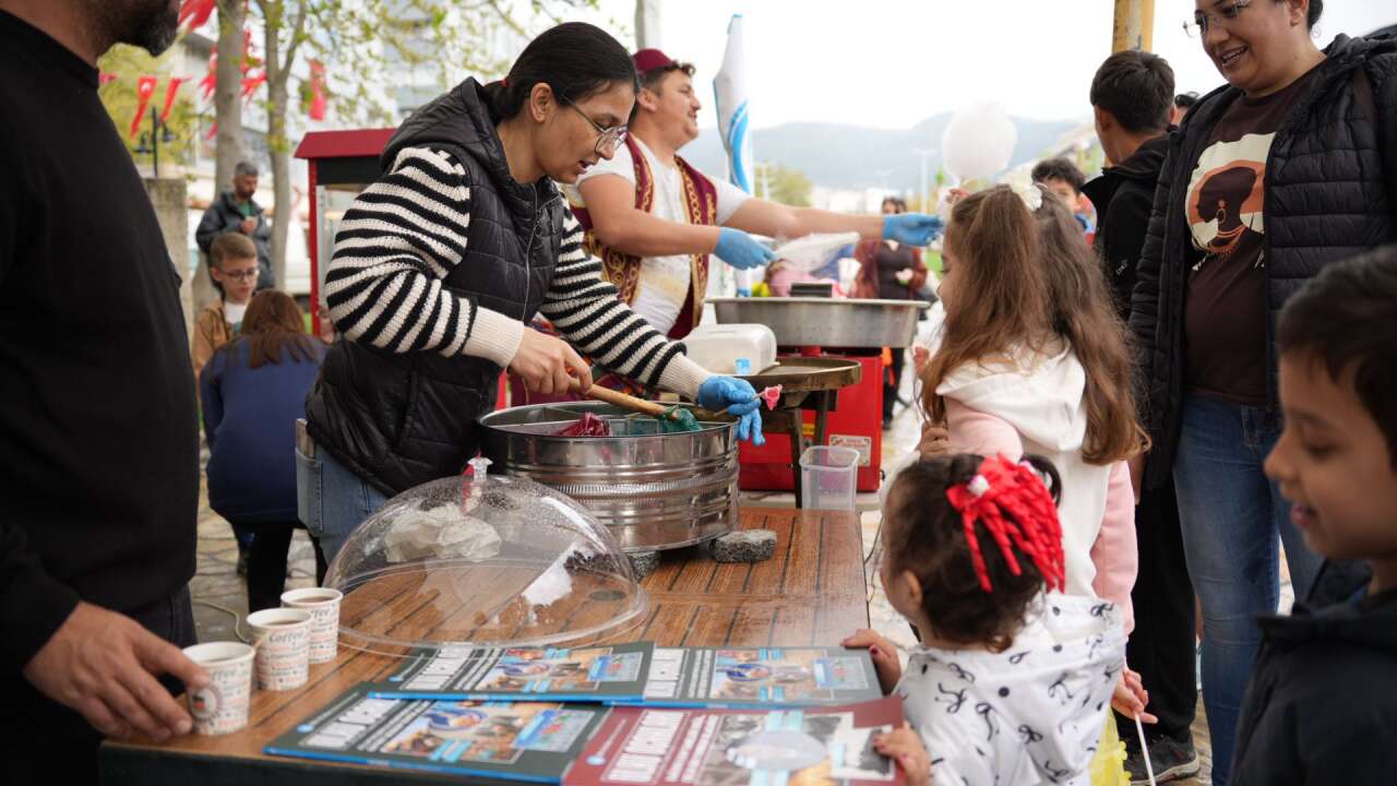Muğla Ülkü Ocakları’ndan 23 Nisan’da Minik Kalplere Renkli Bayram Sürprizi 8